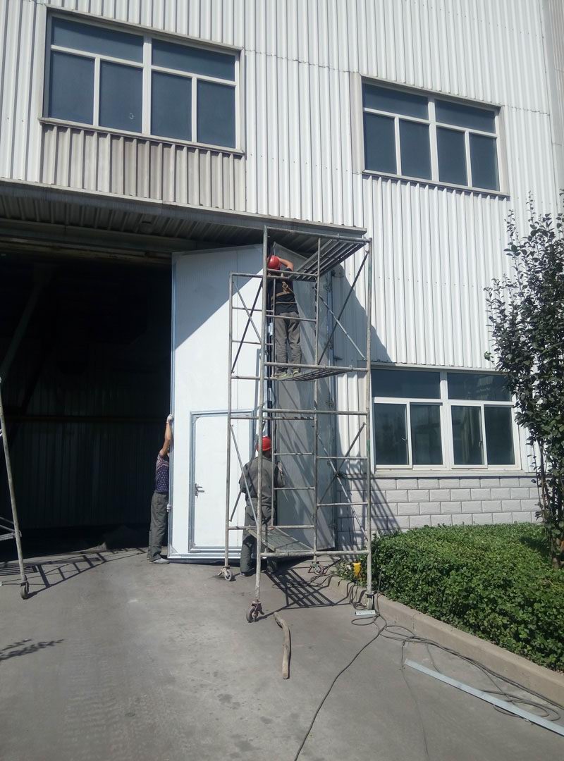 工業折疊門安裝現場